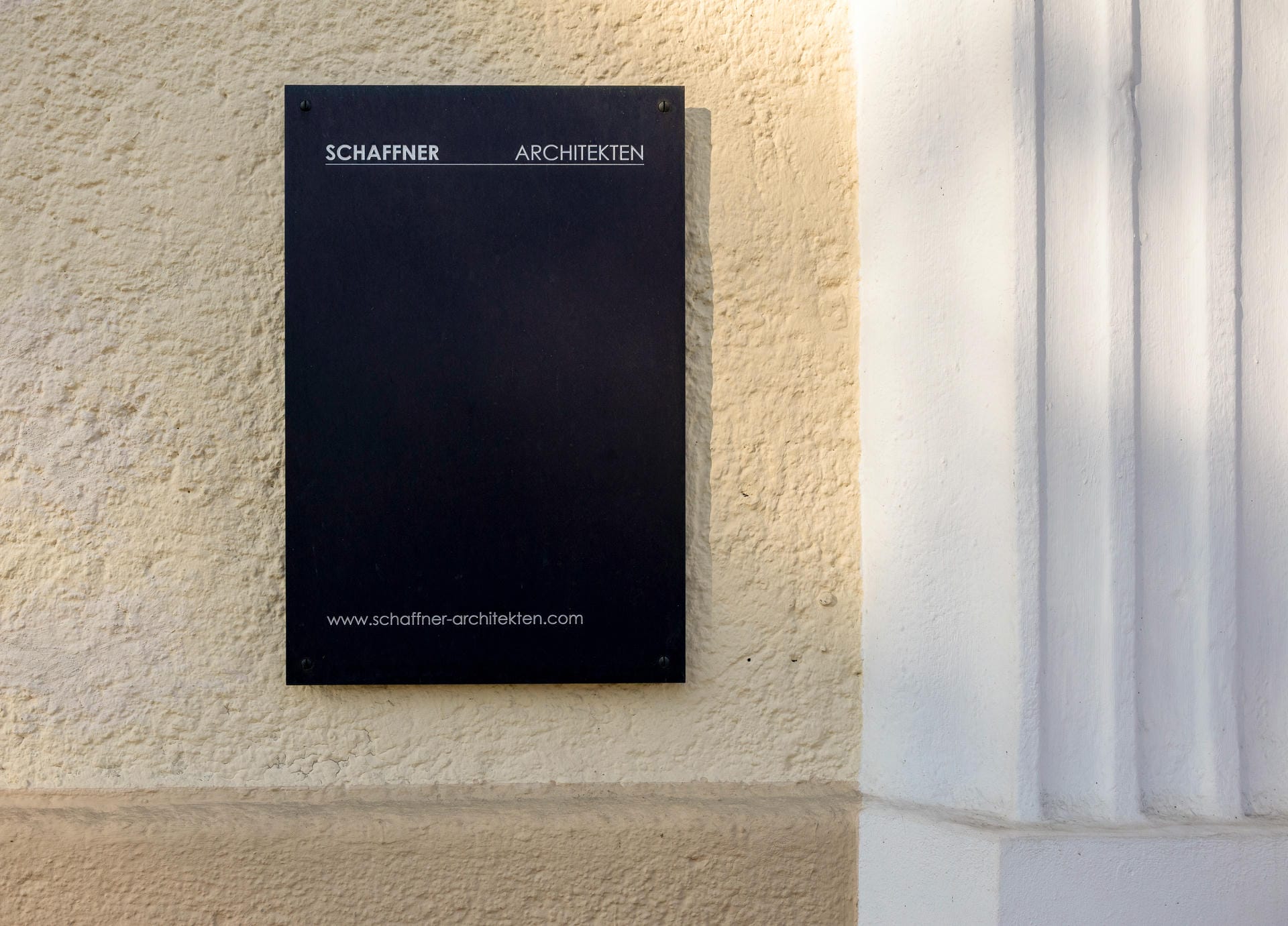 Schild am Eingang vom Büro von Schaffner Architekten